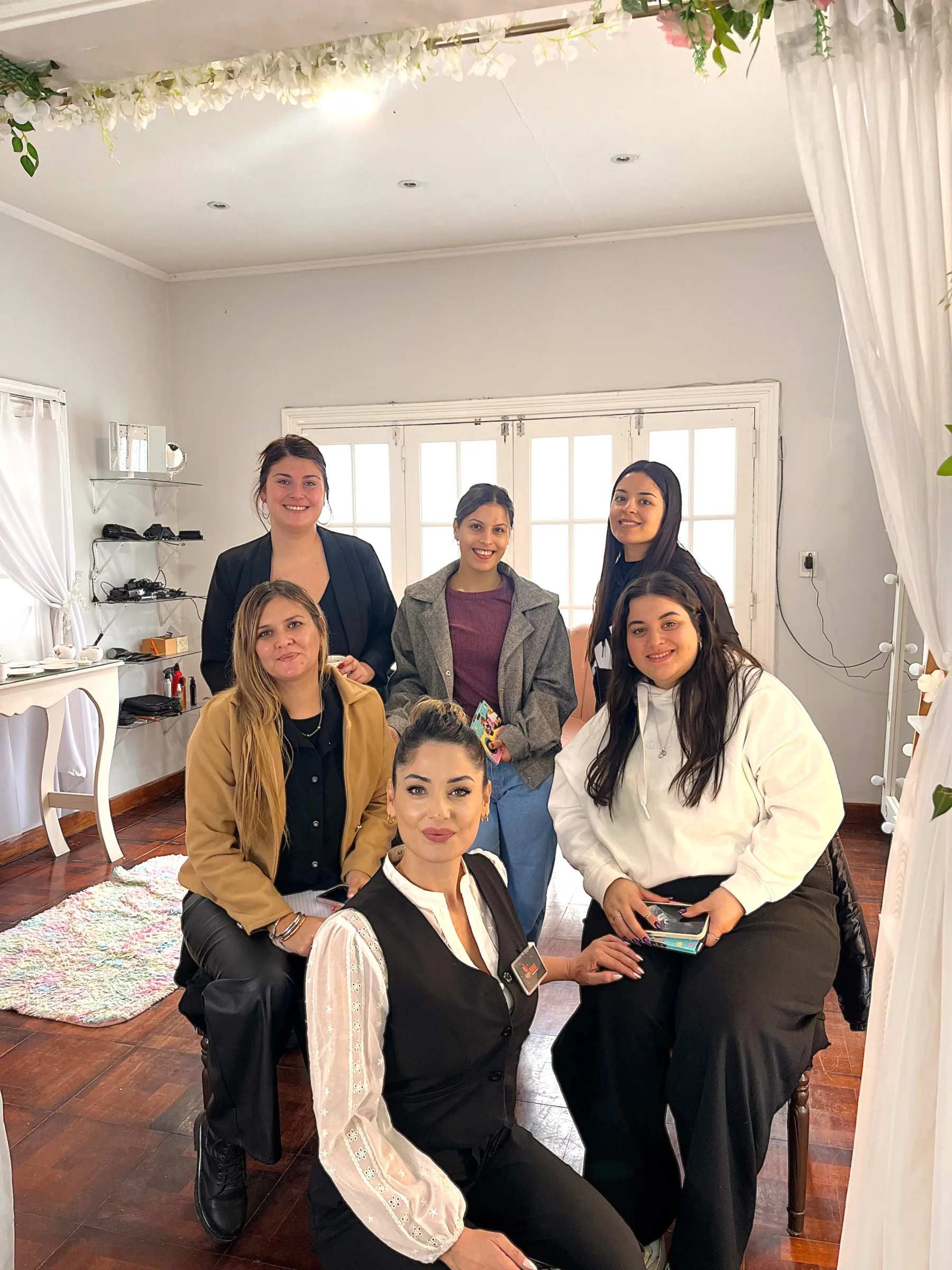Clase práctica de Orange Estética con alumnas en gabinete