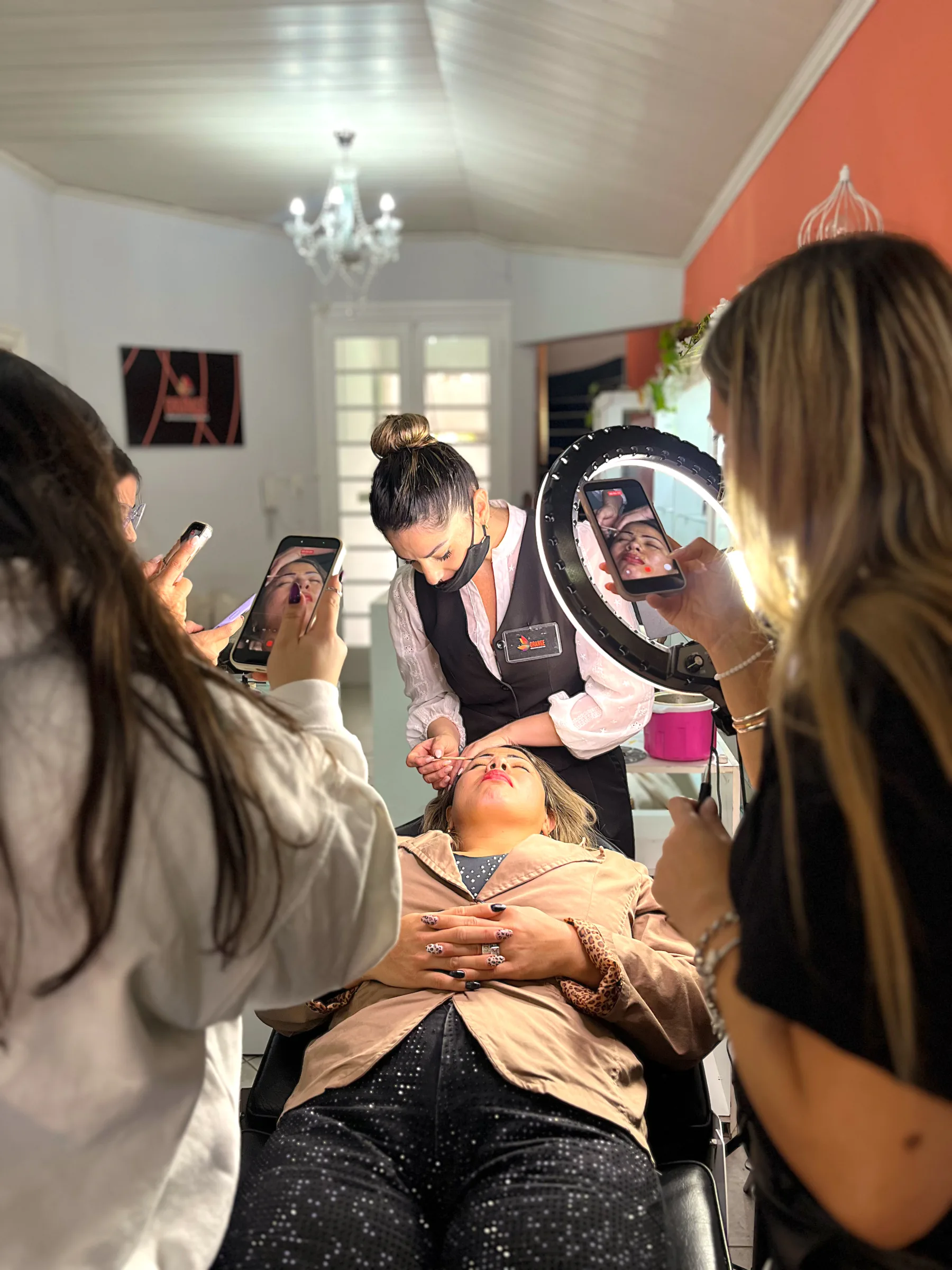Técnica acompañada en Orange Estética